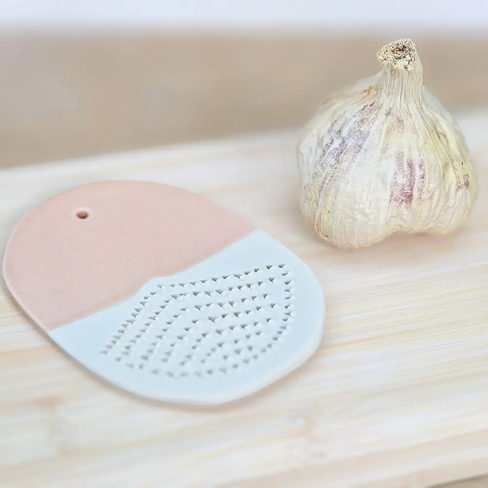 EL Porcelaine | Gratte ail artisanal en couleur Rose Pâle