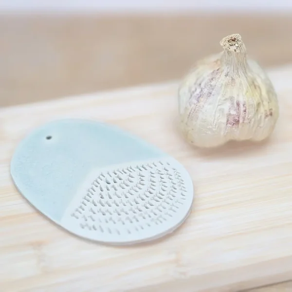 EL Porcelaine | Gratte ail artisanal en couleur Vert d'Eau Craquelé