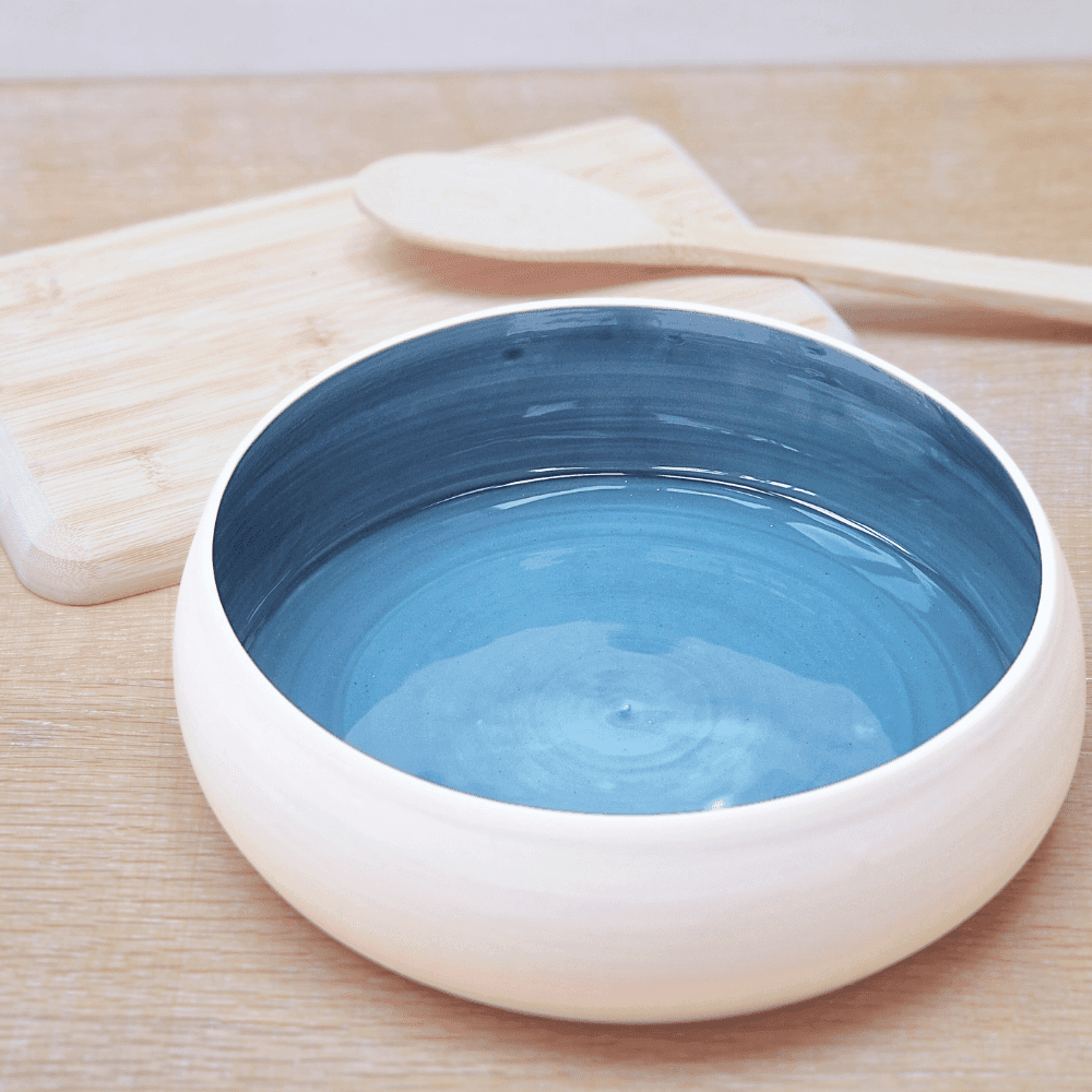 grand saladier bleu profond.